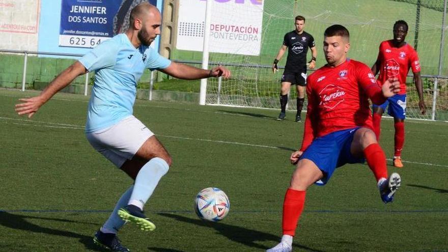 Un futbolista del Beluso golpea el balón ante la acción defensiva de un jugador del Umia, ayer. |  // GONZALO NÚÑEZ