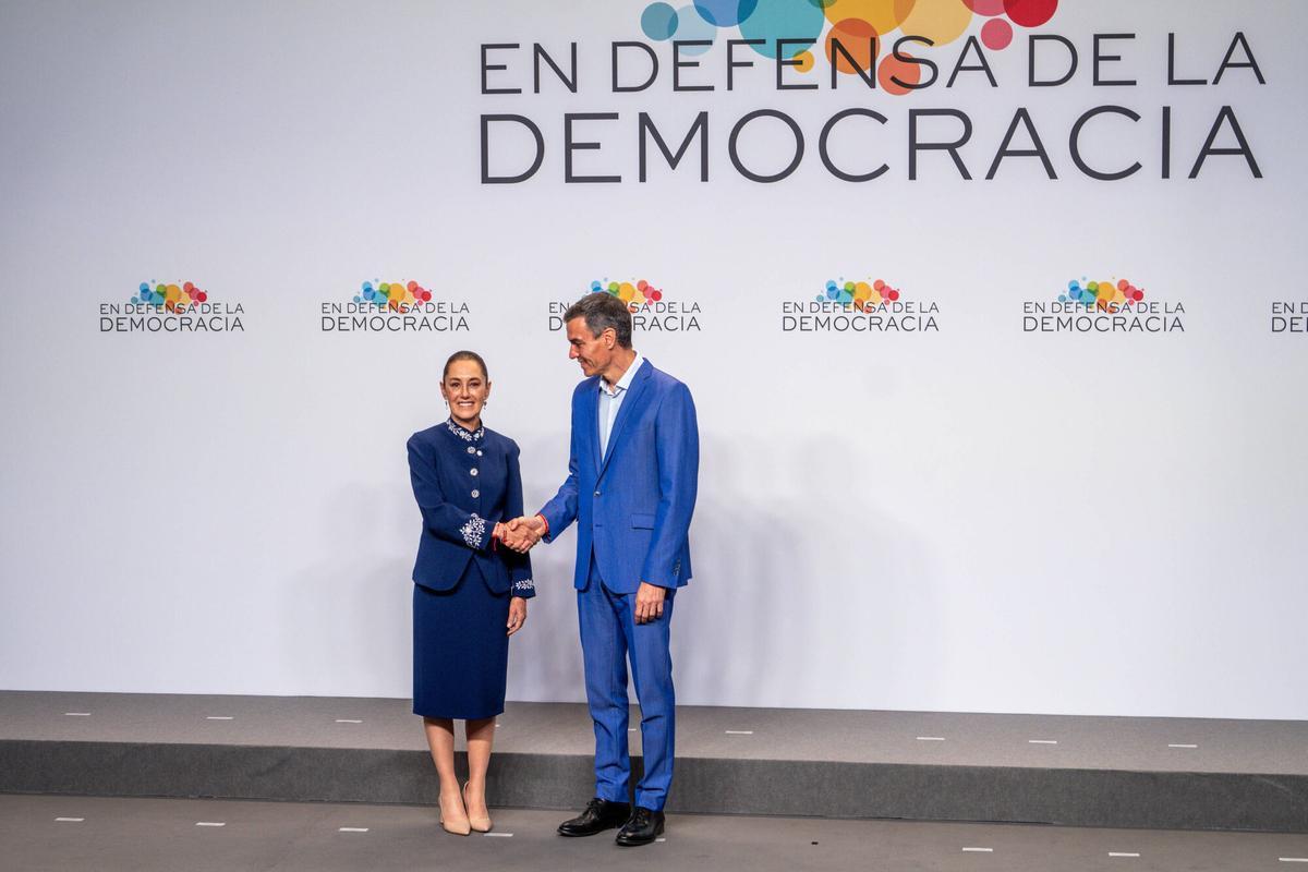 Pedro Sánchez saludando a Claudia Sheinbaum, Presidenta de México, en la IV Reunión “En Defensa de la Democracia”.