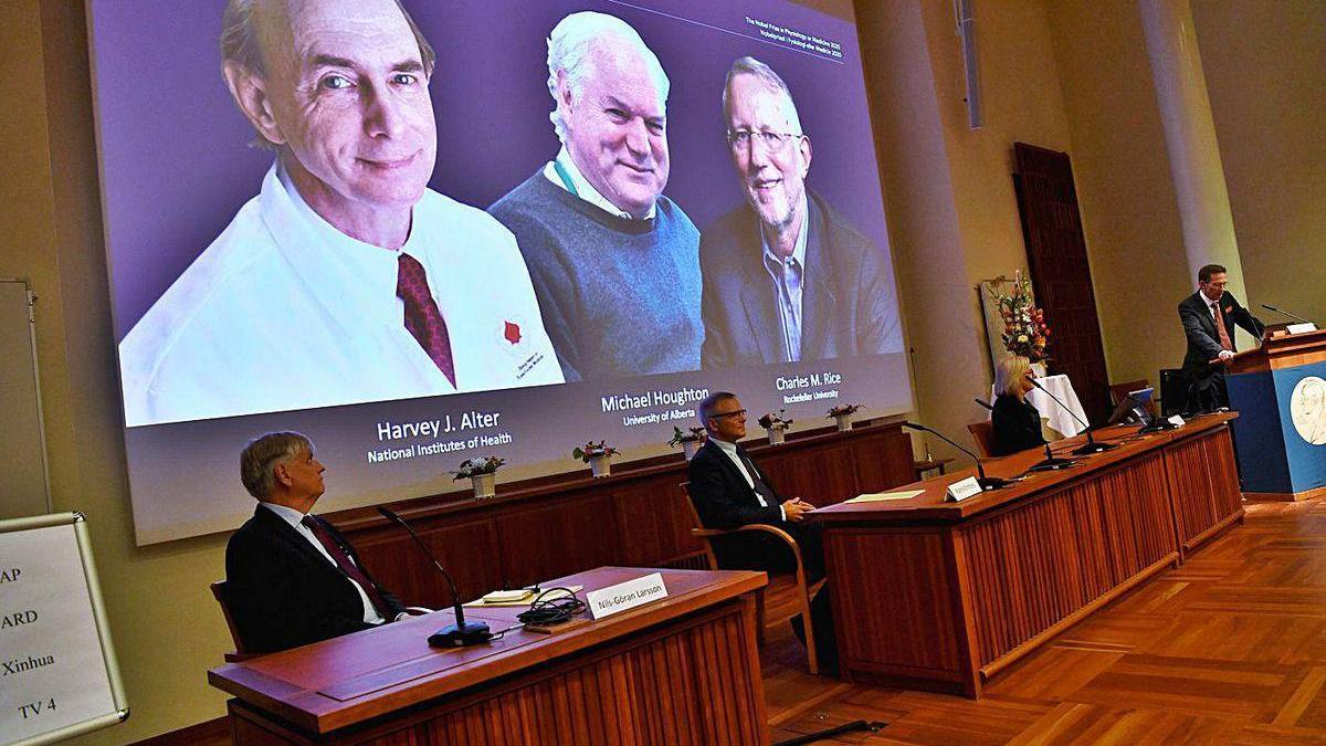 Los tres premiados (en la pantalla) durante la lectura del fallo del jurado, ayer.