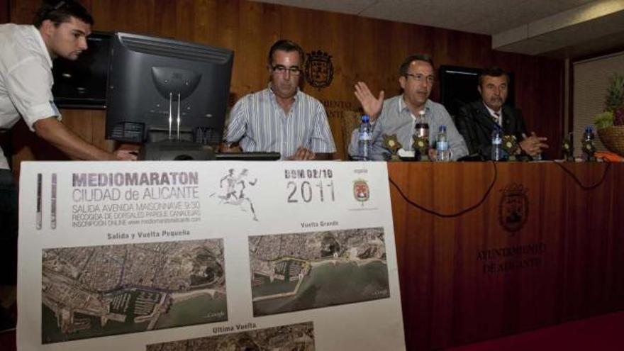 Un momento de la presentación de la Media Maratón, ayer, en el Ayuntamiento alicantino.