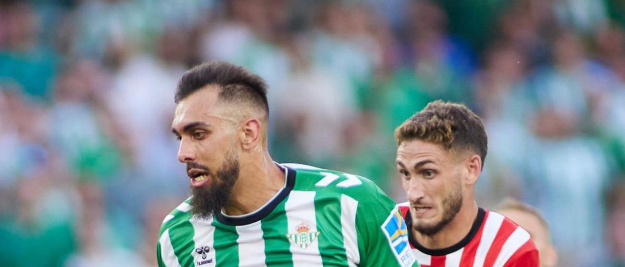 Borja Iglesias, perseguit per Santi Bueno abans del gol. | EUROPA PRESS