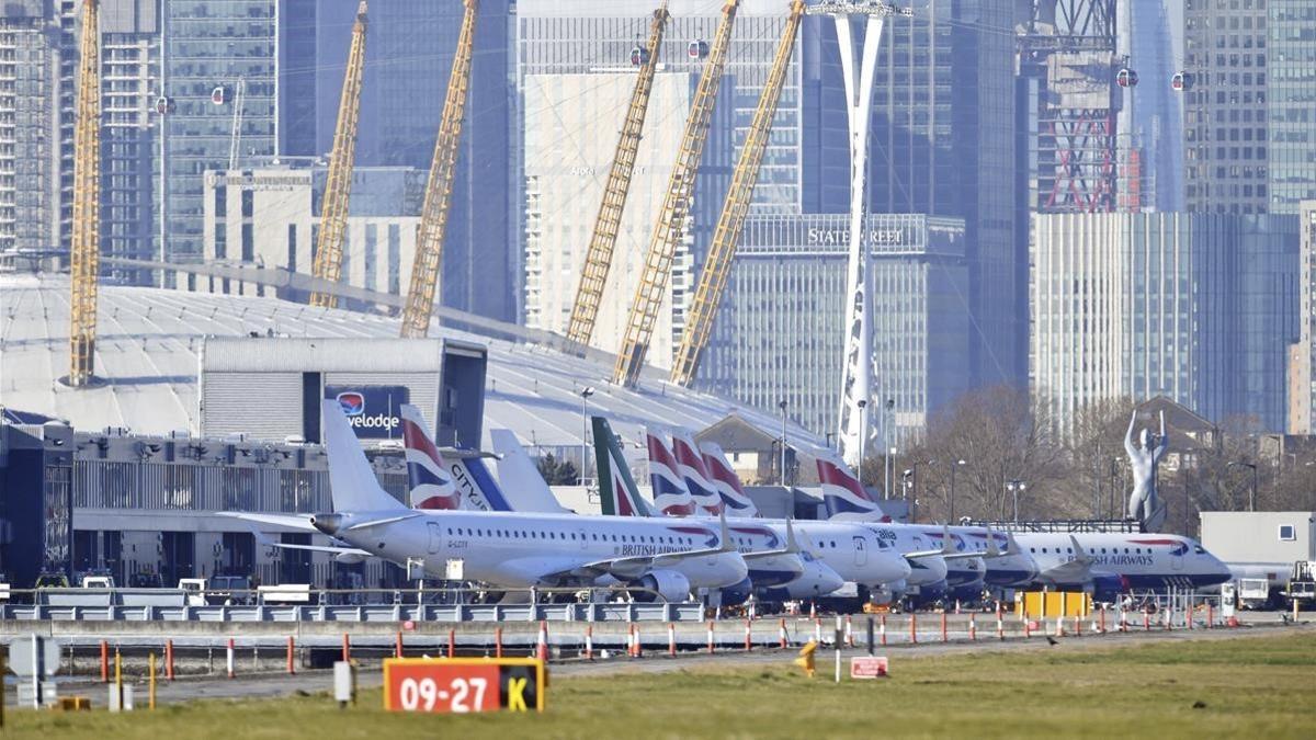 Aviones en la plataforma del aeropuerto de London City, que se han cerrado después del descubrimiento de una bomba de la Segunda Guerra Mundial sin explotar.