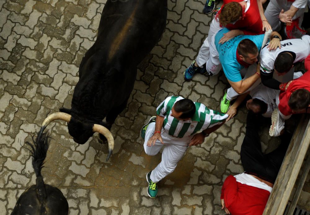 Los toros de Fuente Ymbro cumplen con su fama y protagonizan un encierro rápido y limpio