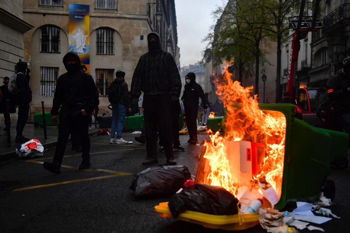 Protestas en Francia. Miles de ciudadanos se echan a las calles para manifestar su descontento con el fallo del Constitucional francés y que ha generado altercados en diferentes ciudades