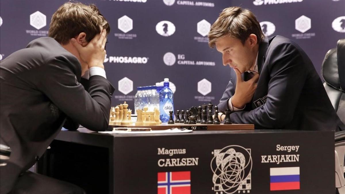 Carlsen y Karjakin, en un instante de la octava partida