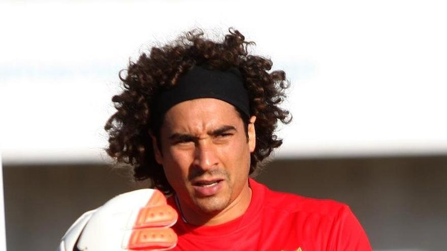 Guillermo Ochoa se entrena a diario con la intención de ganarse la titularidad.