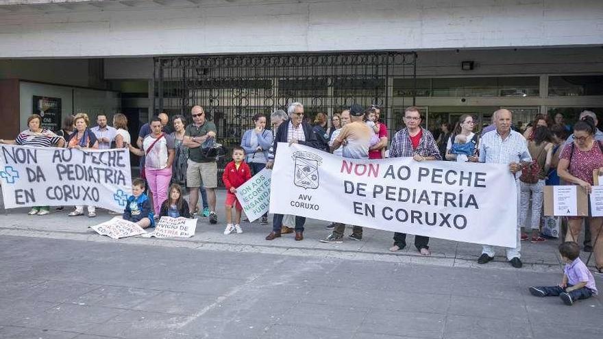 Protesta de padres por la supresión de la consulta de Pediatría en Coruxo. // Cristina Graña