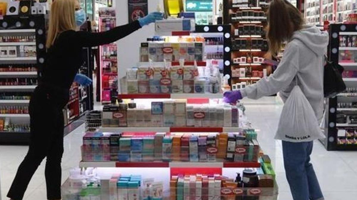 Una dependienta de un comercio cordobés atiende a una mujer.