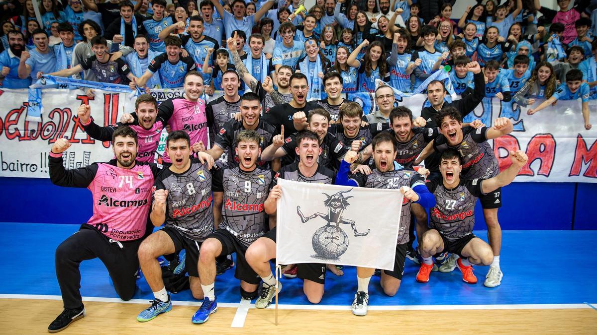 Los jugadores del Distevi Seis do Nadal Coia, con miembros de la peña O Trasno.