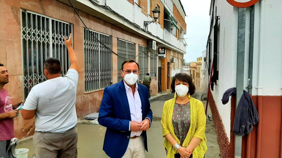 Francisco Palomares y Rafi Valenzuela, en una de las obras del PFEA en Villafranca.