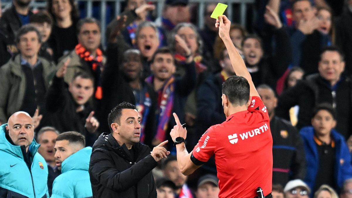 Martínez Munuera amonesta a Xavi en el partido de vuelta de las semifinales de la Copa del Rey frente al Real Madrid.