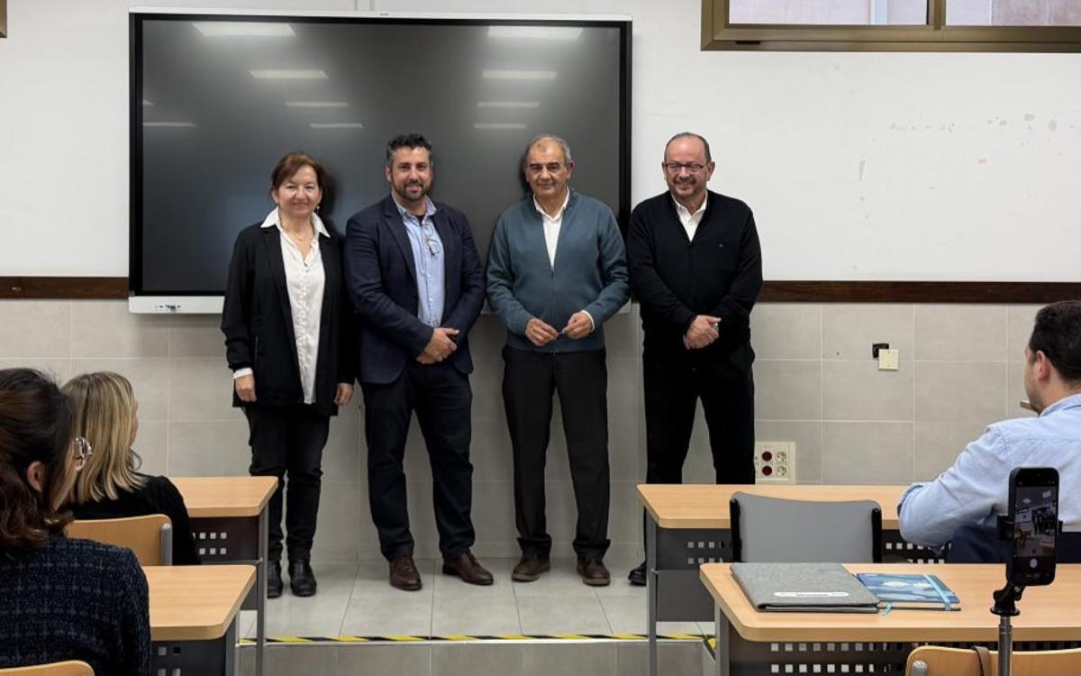 Jose Luis Mendoza, director de Relaciones Institucionales de la UCAM, y Juan Antonio Pedreño, presidente de Ucomur, en la presentación.