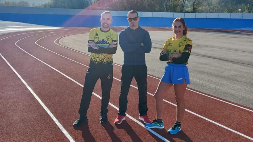 Reto solidario de atletas contra ciclistas en el velódromo de Laviana