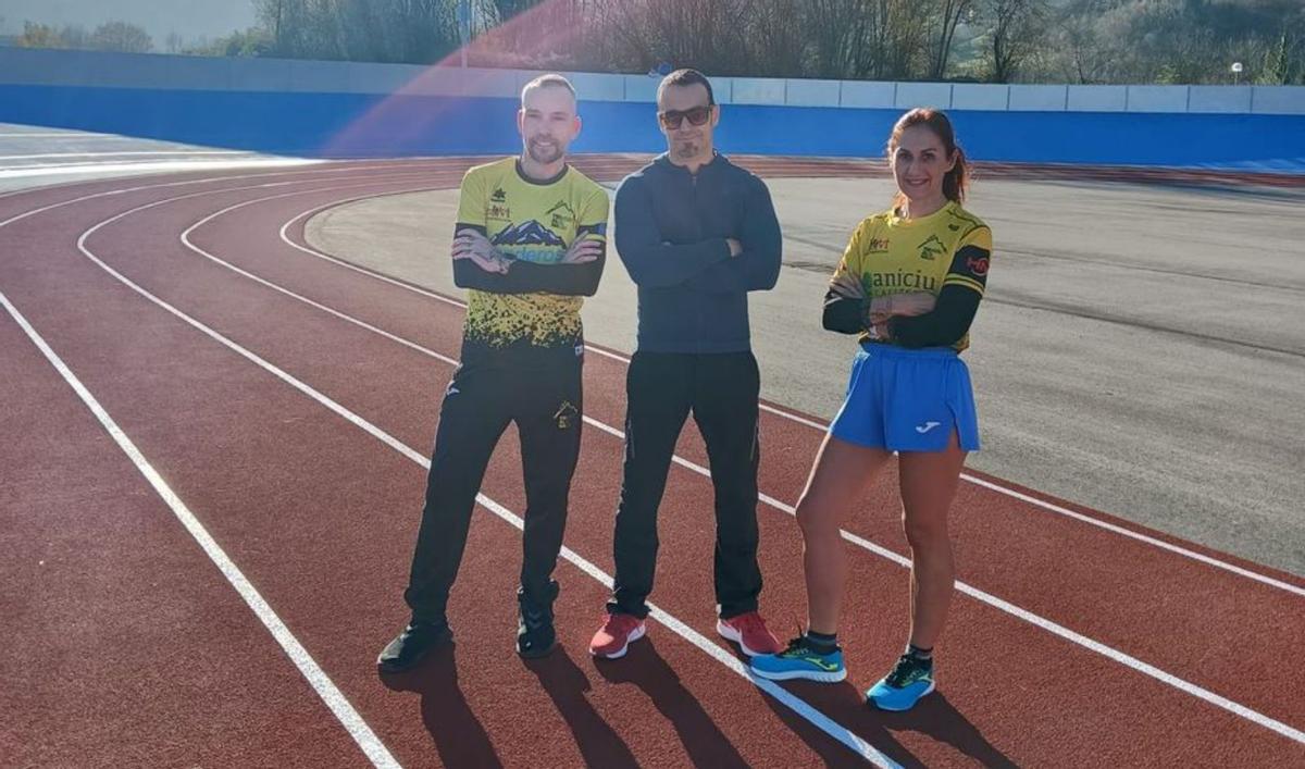 Reto solidario de atletas contra ciclistas en el velódromo de Laviana |