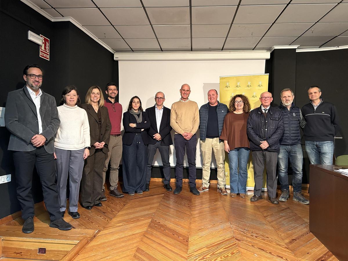 Ponentes y representantes de AVA, que organizó la jornada técnica celebrada en Sueca.