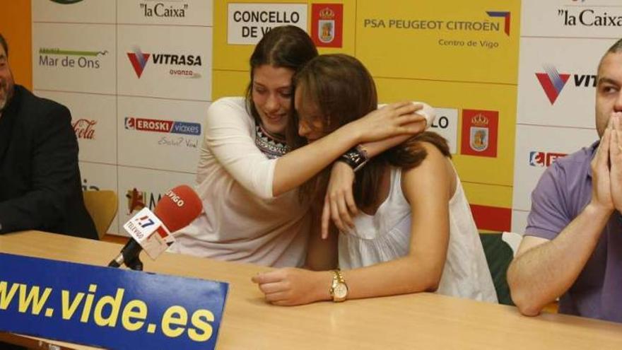 Débora se abraza emocionada a Canella en presencia de Carlos Álvarez y Carlos Colinas.