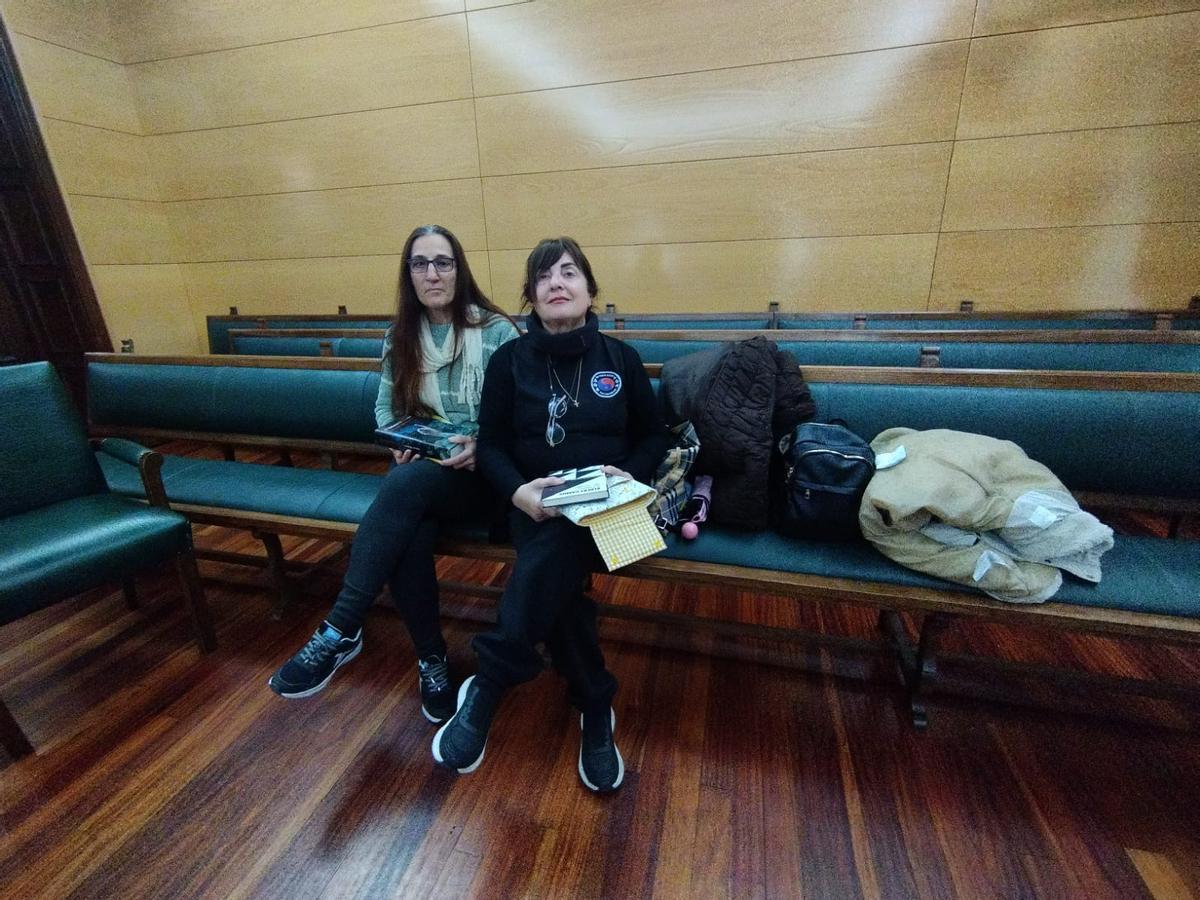 María Vilma Castro y Flor Vázquez, en el salón de Plenos.
