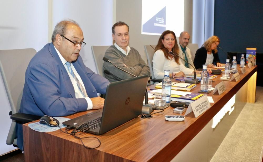 Presentación del libro "Cartelería de Prevención de Riesgos Laborales" en el Club Prensa Asturiana de LA NUEVA ESPAÑA