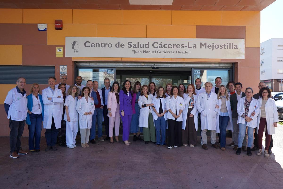 Imagen del personal sanitario con la consejera en la puerta del centro de salud de La Mejostilla.