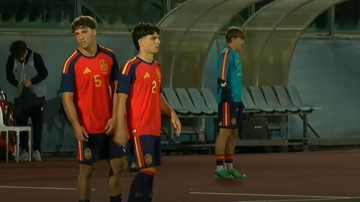 Juanma Herzog, con el dorsal cinco, junto a Xavi Espart antes de ingresar en el terreno de juego.