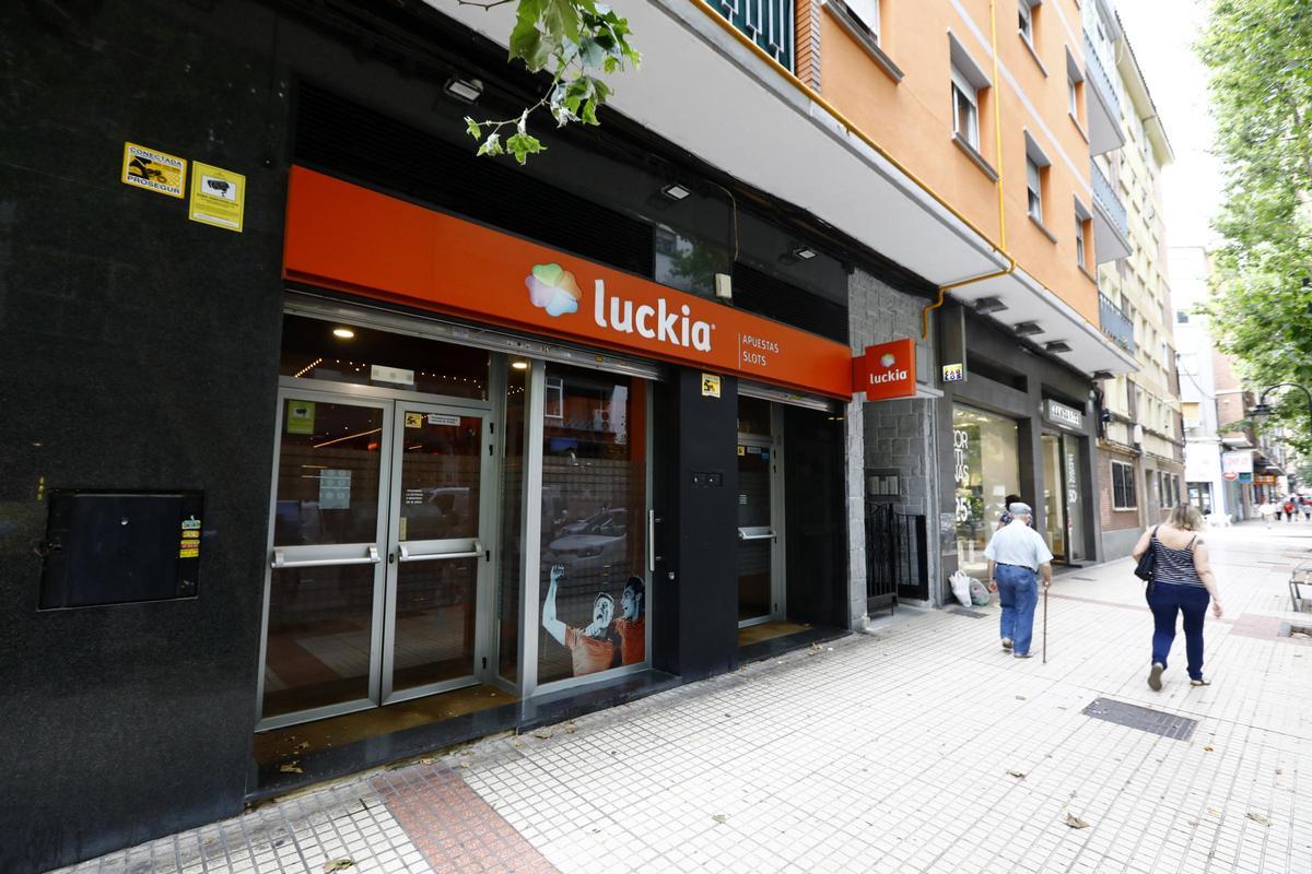 Este salón de juegos de la cadena Luckia, ubicado en la avenida Compromiso de Caspe, fue víctima de uno de estos dos atracos.
