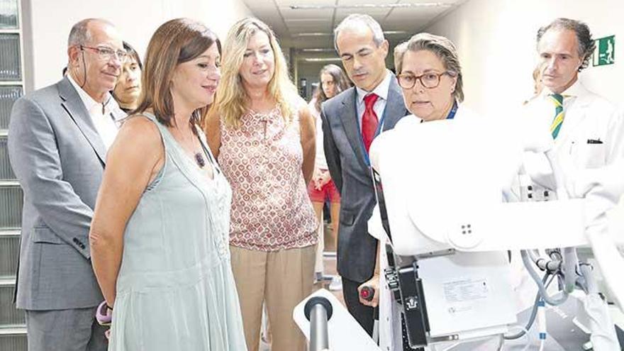 Una imagen de la visita cursada ayer por la presidenta Armengol al hospital de Son Llàtzer.