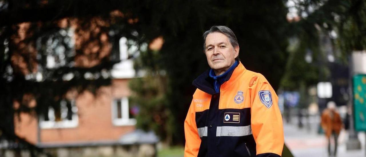 Gonzalo Míguez, ayer, en Oviedo, con su uniforme de coordinador de Protección Civil.