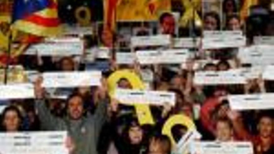 Manifestants en l&#039;acte d&#039;Òmnium i l&#039;ANC a Barcelona per reclamar la llibertat dels presos.