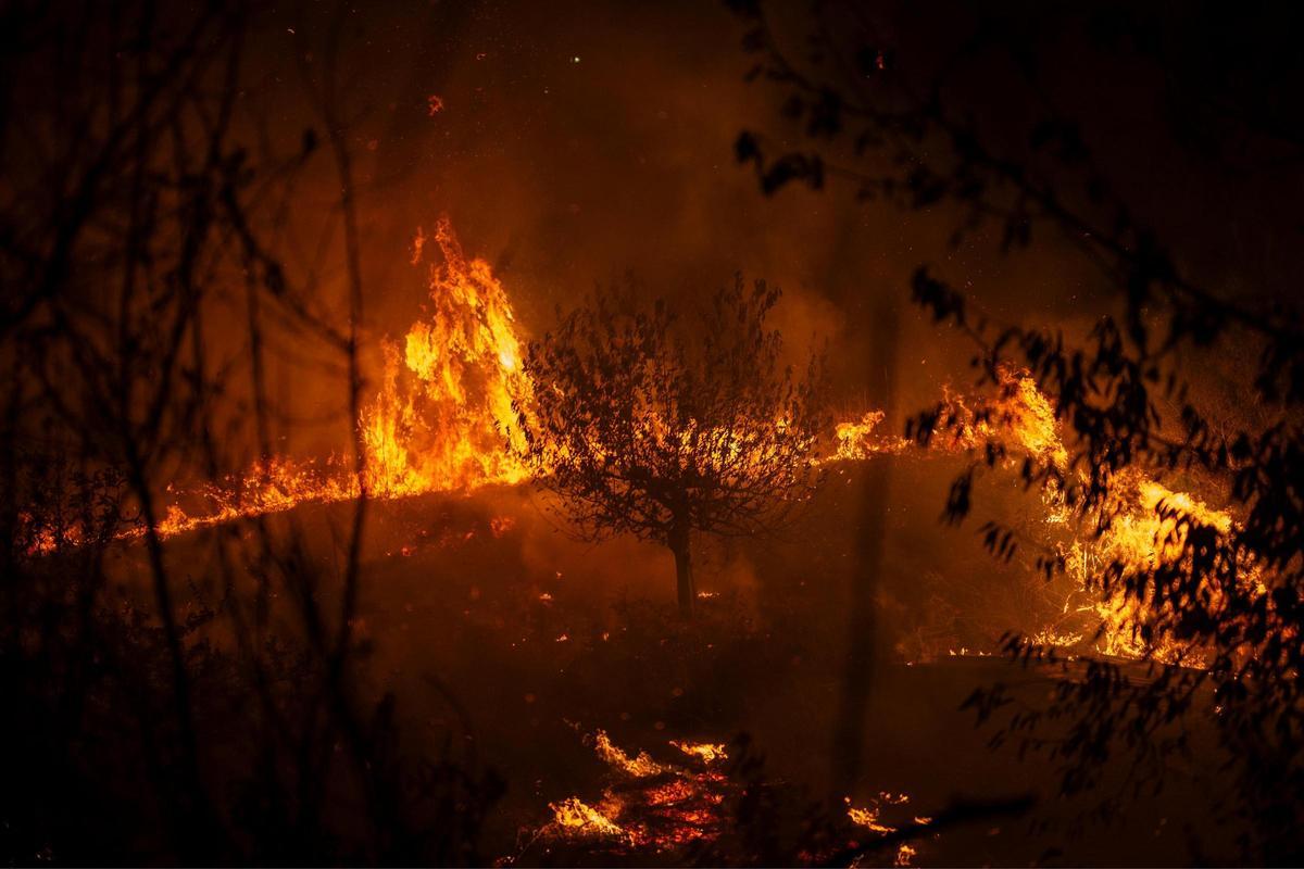 Las llamas cercaron por la noche núcleos en A Rúa