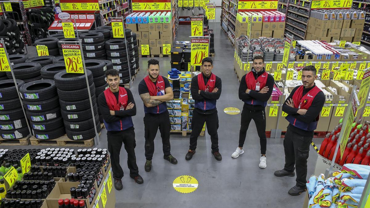 El equipo de la tienda de Carter-Cash Elche ayuda y ofrece asesoramiento a cada uno de los clientes.