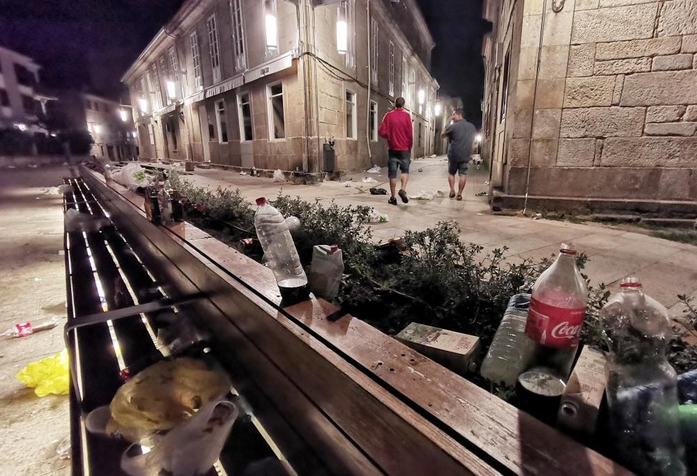 Las "peñas" de Pontevedra dejan un mar de basura y críticas