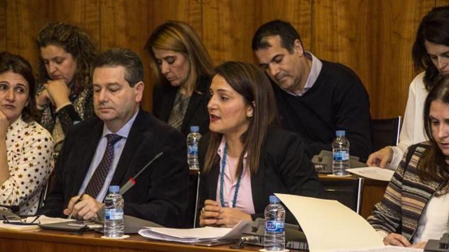 Parte del equipo de gobierno de Orihuela durante una sesión plenaria.