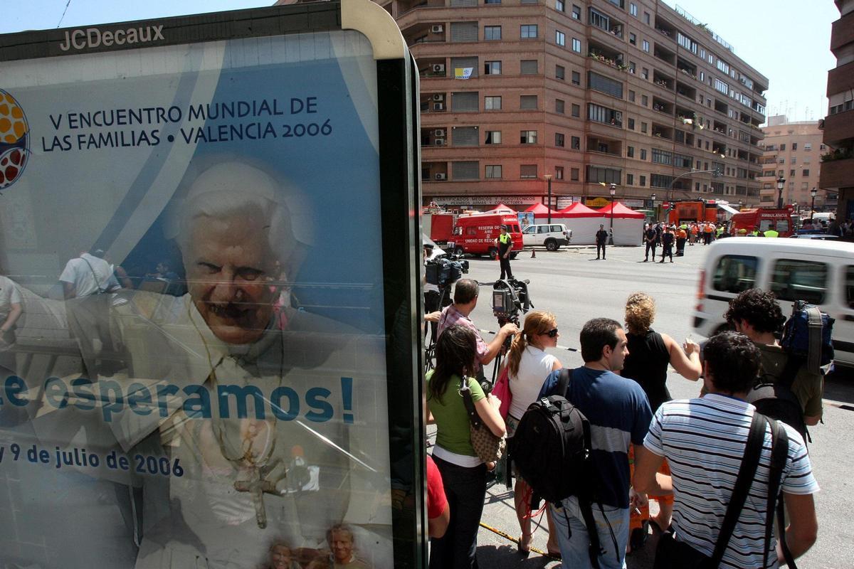 Cartel de la visita del papa junto a la boca de metro.