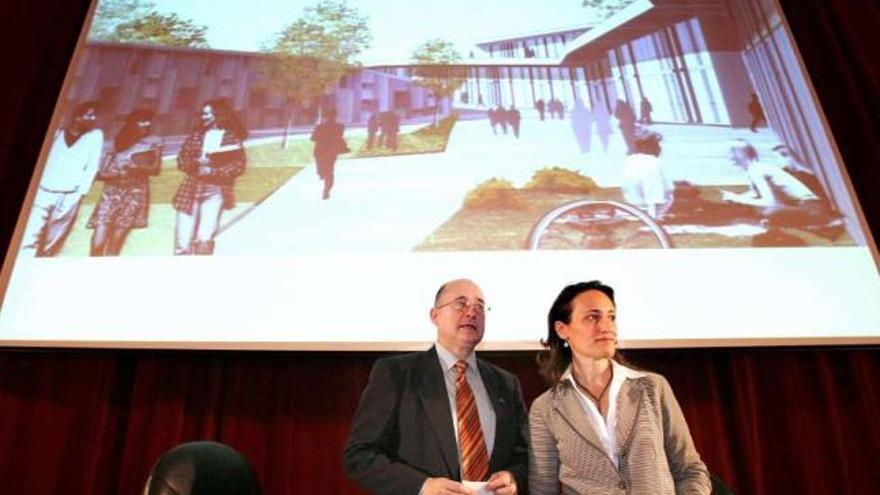 José María Barja y Teresa Táboas presentan en 2007 el proyecto de la residencia universitaria. / cabalar