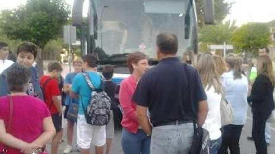 Madres de Hondón y La Romana bloquean el bus escolar por el recorte en el servicio