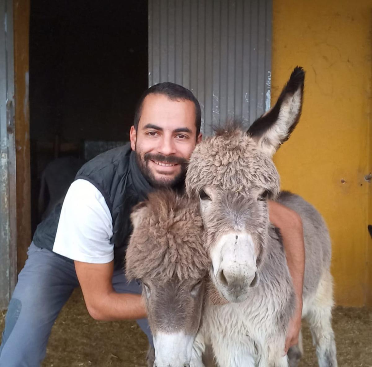 Aníbal Vega con dos preciosos ejemplares del Centro de Recuperación y Mejora de la Raza Canaria de Tejeda.