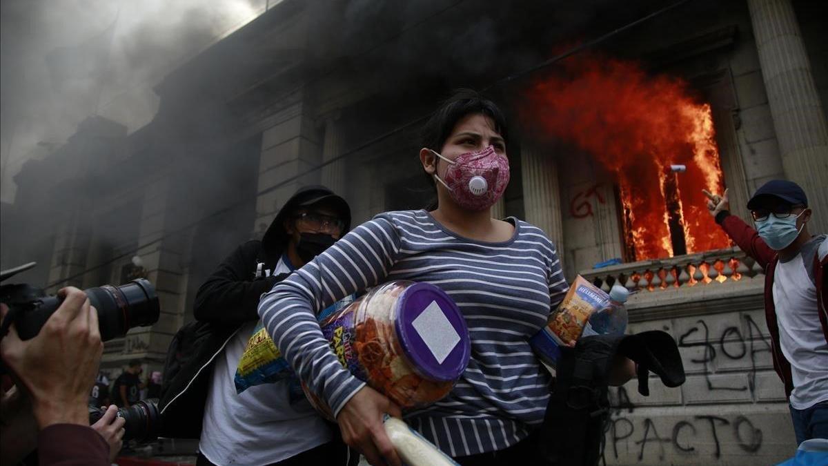 Cientos de manifestantes toman el Congreso de Guatemala y le prenden fuego