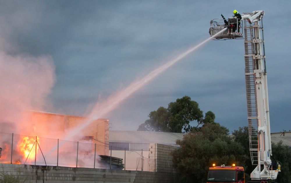 Más de una veintena de bomberos trabajaban anoche para sofocar el complicado incendio.