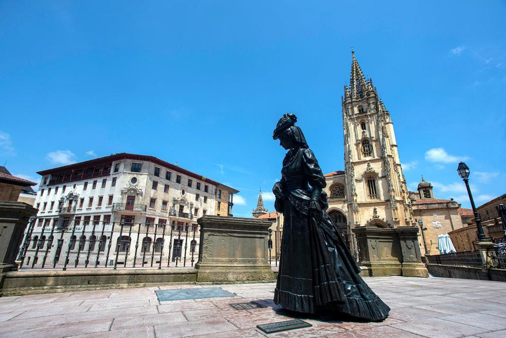 Escultura de La Regenta, en la Plaza de la Catedral, Oviedo.