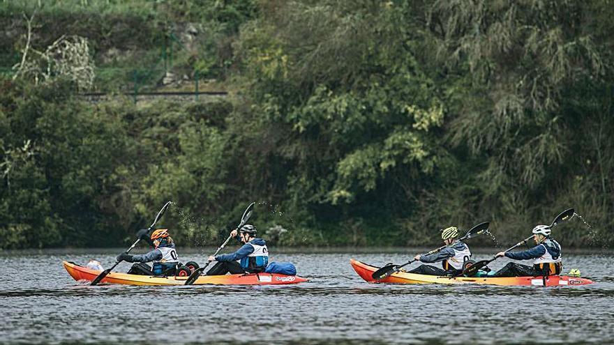 Dos parejas, durante una de las pruebas de kayak. |  // L. O.