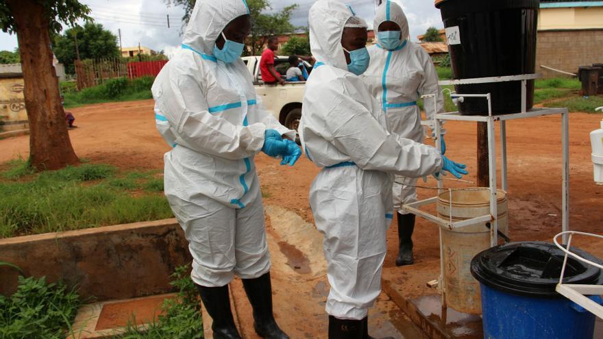 Sanitarios de Malawi realizando tareas de desinfección en medio de un brote de cólera.