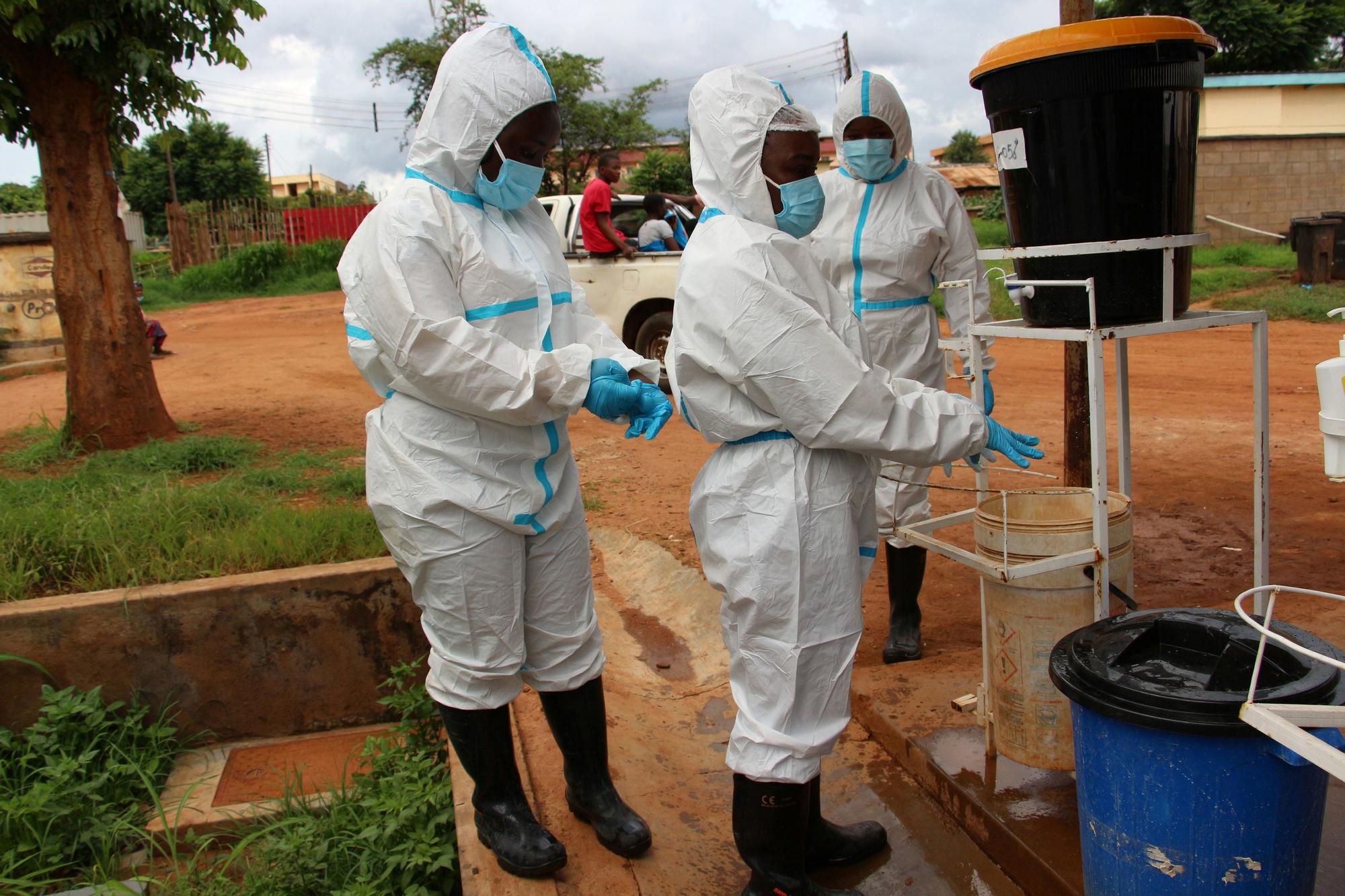 Sanitarios de Malawi realizando tareas de desinfección en medio de un brote de cólera.