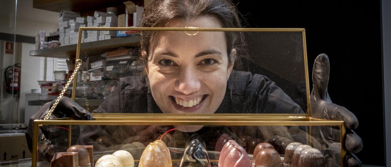 Laura Castro con siete variedades de bombones que fabrica en la Pastelería Tu Recreo.