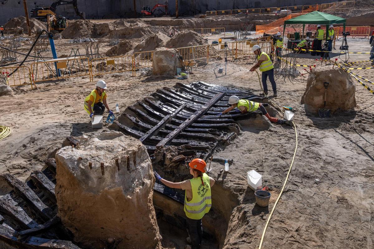 Un barco del siglo XV emerge entre las obras de la Ciutadella del Coneixement en Barcelona