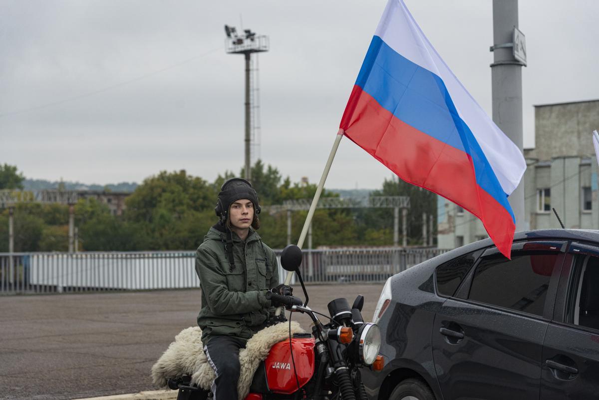 Luhansk (Ukraine), 23/09/2022.- A motorcyclist waves a Russian flag while attending a motor rally in support of a referendum to join Russian Federation in Luhansk, Ukraine, 23 September 2022. From September 23 to 27, residents of the Donetsk People’s Republic, Luhansk People’s Republic, Kherson and Zaporizhzhia regions will vote in a referendum on joining the Russian Federation. Russian President Vladimir Putin said that the Russian Federation will ensure security at referendums in the DPR, LPR, Zaporizhzhia and Kherson regions and support their results. (Rusia, Ucrania) EFE/EPA/STRINGER