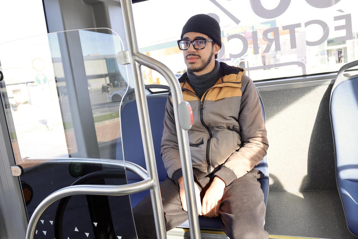 Un joven de El Palmar, a bordo de un tranvibús.