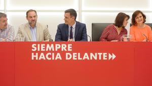 Pedro Sánchez, con su anterior equipo de confianza en el PSOE, del que sólo sobrevive Santos Cerdán. 