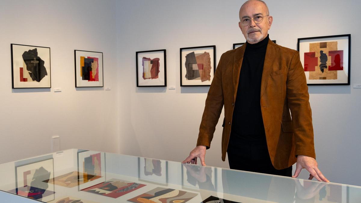 Una imagen del artista Alfonso Rodríguez junto a algunas muestras de su exposición 'Sensaciones'.