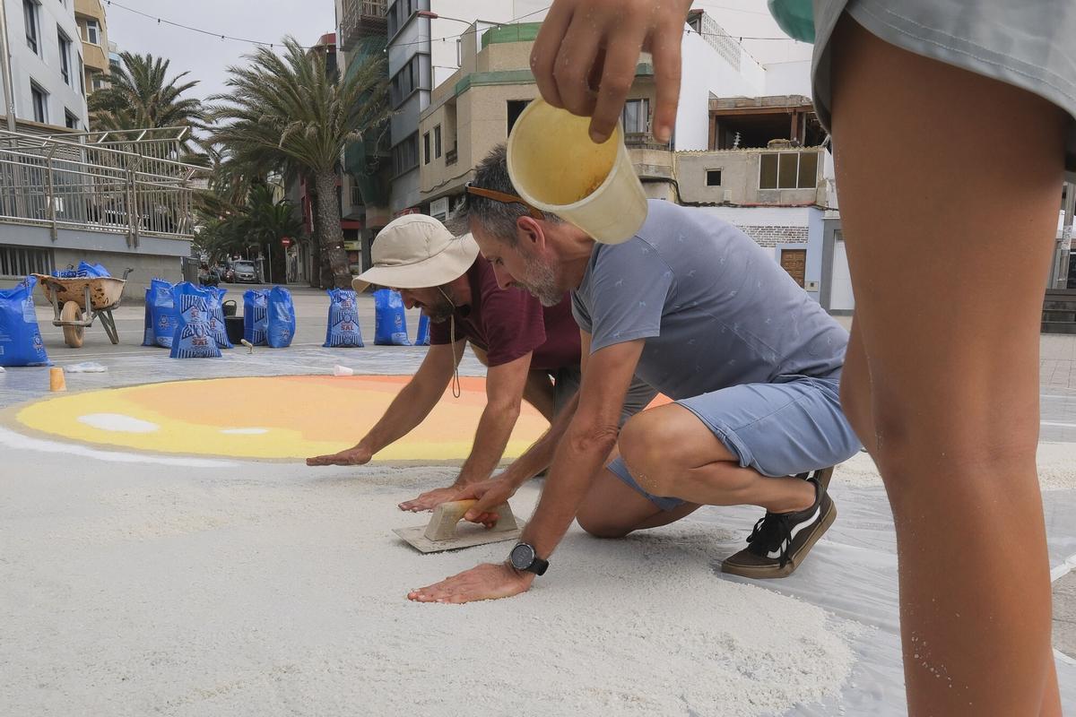 Vecinos de Guanarteme reivindican la falta de sombra y zonas verdes haciendo una alfombra de sal con la imagen de un huevo frito