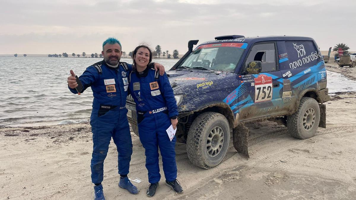 Sonia Ledesma y Dani Albero, felices tras finalizar la décimo tercera etapa del Dakar.